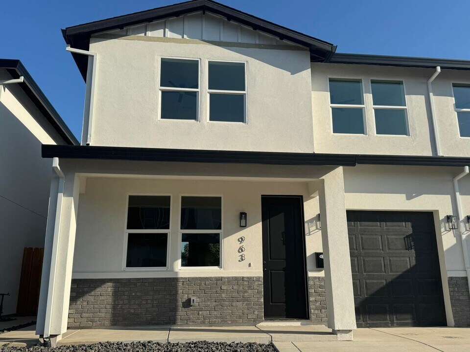 967 Olive Br Pl in Sacramento, CA - Building Photo