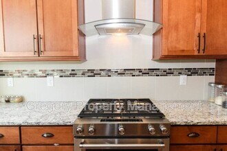 1327 Greenwich Walk NE in Issaquah, WA - Building Photo - Building Photo