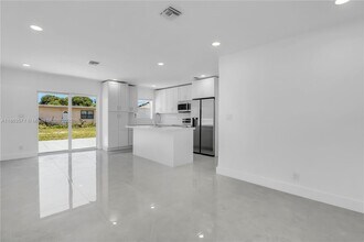 1773 Lauderdale Manor Dr in Fort Lauderdale, FL - Building Photo - Building Photo