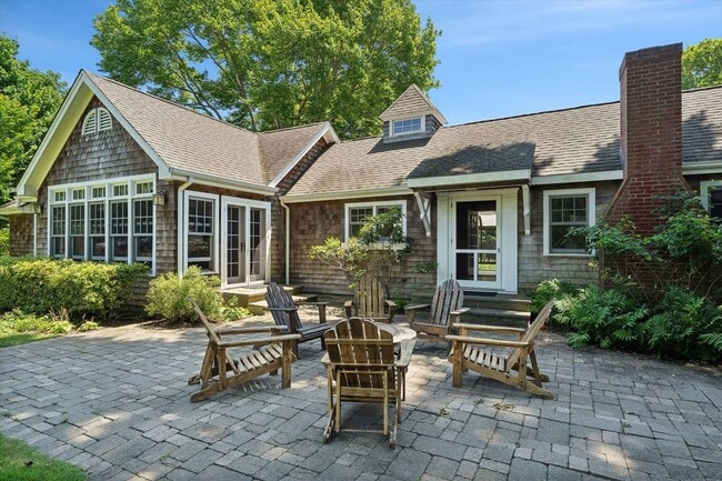 695 Main St in Westhampton Beach, NY - Foto de edificio - Building Photo