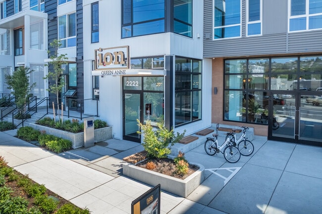 Ion Queen Anne Apartments in Seattle, WA - Foto de edificio - Building Photo