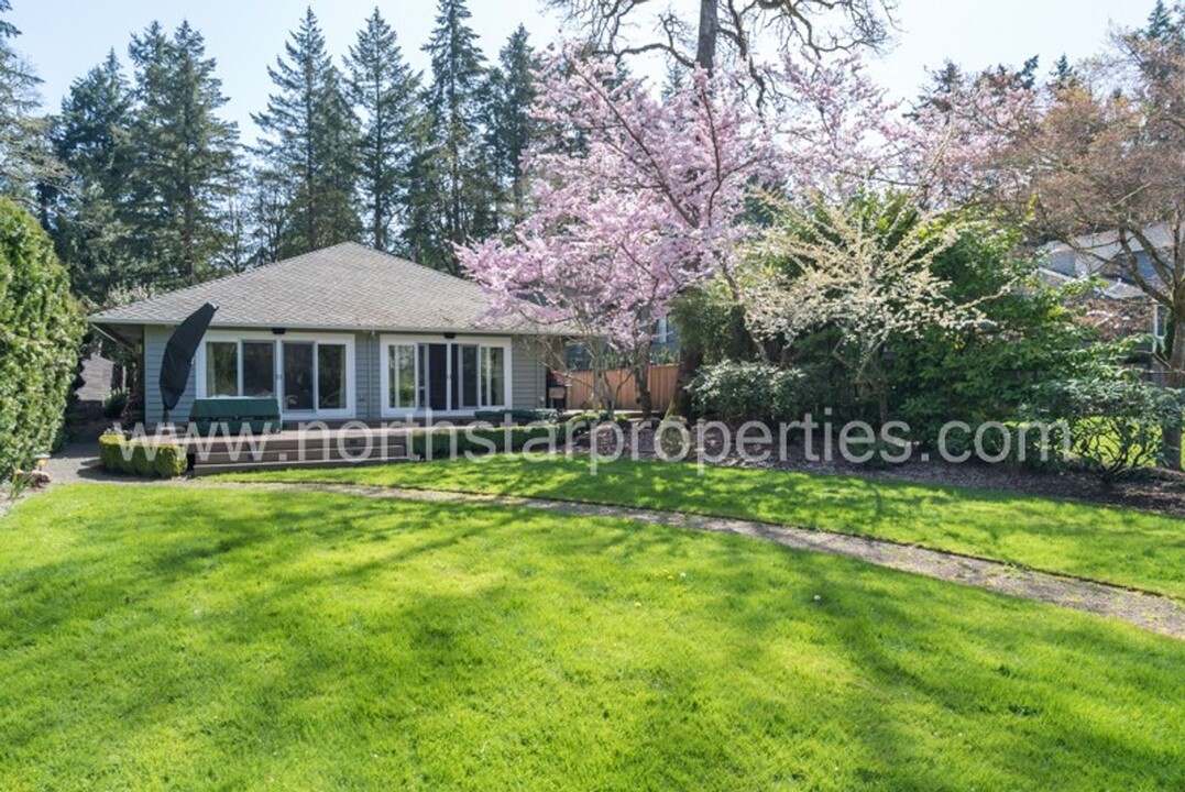 17349 Kelok Rd in Lake Oswego, OR - Building Photo