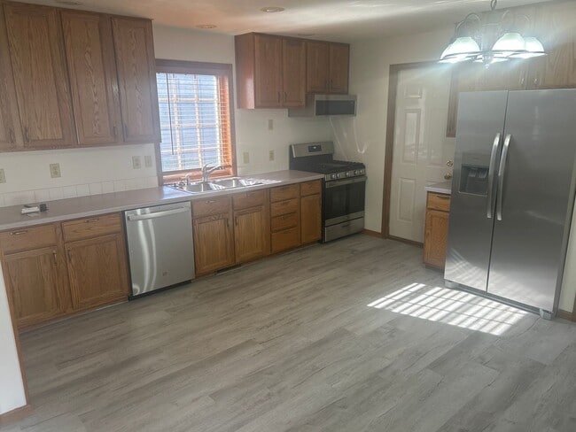 821-823-823 Warbler Ln in Neenah, WI - Building Photo - Building Photo