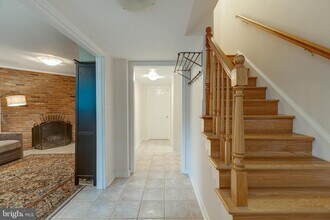 6813 Market Square Dr in McLean, VA - Building Photo - Building Photo