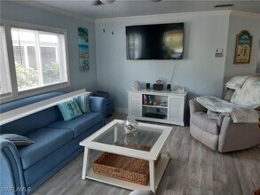 125 Queen Palm Dr in Naples, FL - Building Photo - Building Photo