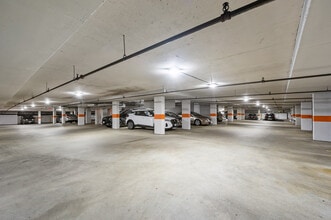 Metro Pointe Burnaby in Burnaby, BC - Building Photo - Building Photo