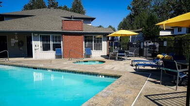 BARKLEY APARTMENTS in Bellingham, WA - Building Photo - Building Photo