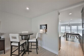 705 Neapolitan Way in Naples, FL - Foto de edificio - Building Photo