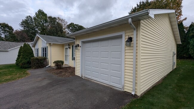 2 Cherokee Run in Bristol, CT - Building Photo - Building Photo