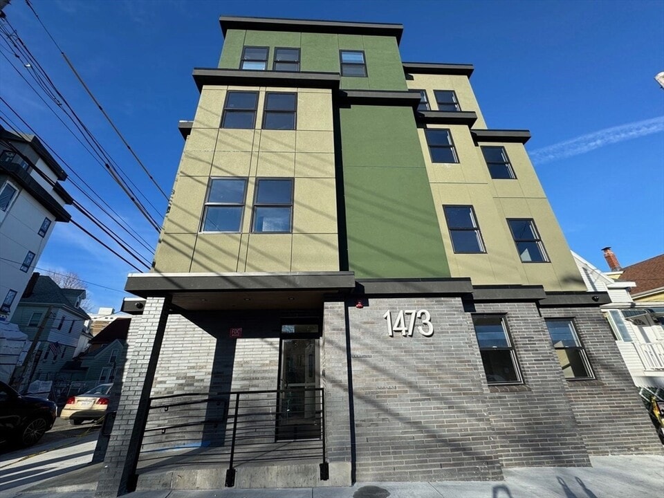 1473 N Shore Rd, Unit #302 in Revere, MA - Foto de edificio