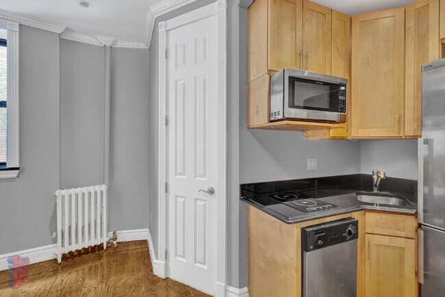 326 E 35th St in New York, NY - Building Photo - Building Photo