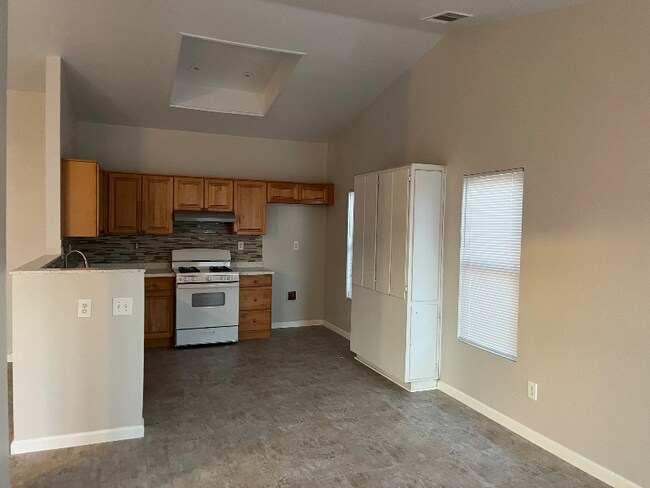 10679 Villa St in Adelanto, CA - Foto de edificio - Building Photo