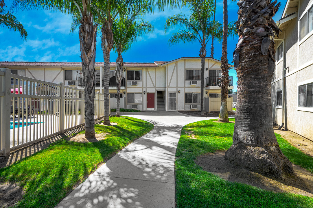 Shadow Glen in Ramona, CA - Foto de edificio