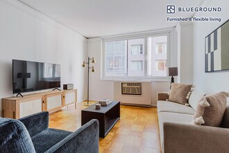 230 W 55th St in New York, NY - Building Photo - Building Photo