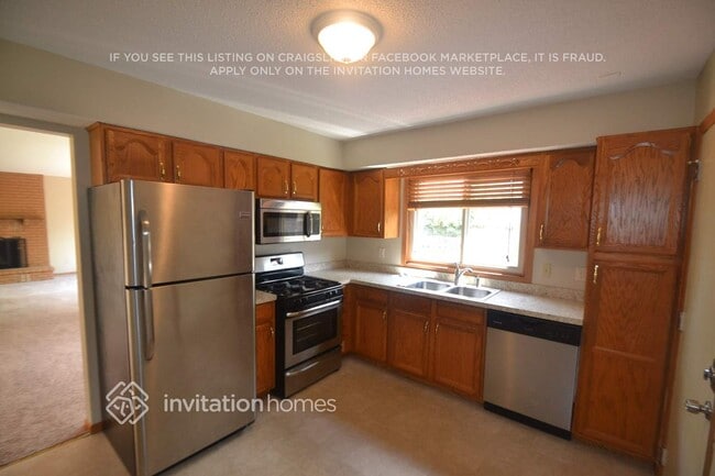 7818 Hampshire Cir N in Minneapolis, MN - Building Photo - Building Photo
