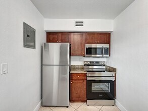 8475 SW 94th St in Miami, FL - Building Photo - Building Photo