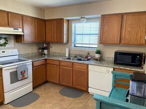 AVAILABLE FOR AUGUST PRE-LEASE Charming 3  in College Station, TX - Building Photo - Building Photo