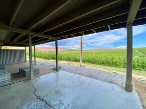 2771 Konnowac Pass Rd in Wapato, WA - Building Photo - Building Photo