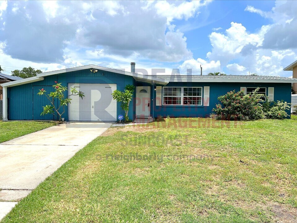 5715 Nutmeg Ave in Sarasota, FL - Building Photo