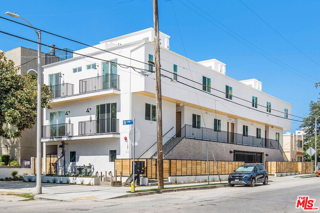 11241 Morrison St in Los Angeles, CA - Building Photo