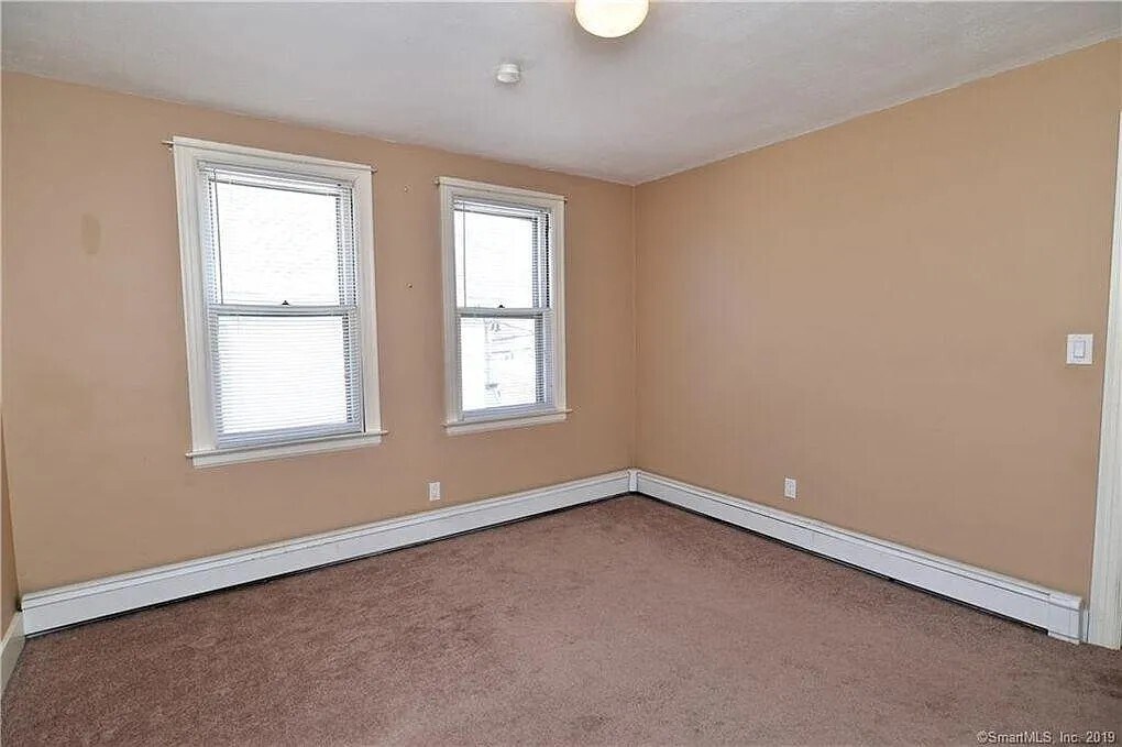 83 Kneen St in Shelton, CT - Building Photo