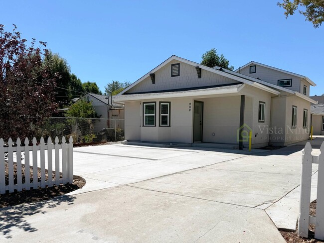 property at 907-907 S Spruce St