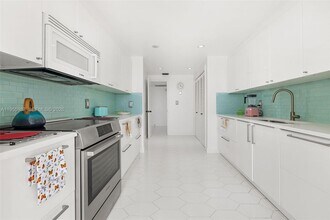 1 Grove Isle Dr in Miami, FL - Building Photo - Building Photo