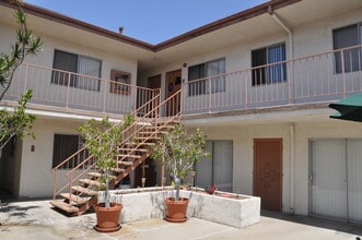 Pinnacle Acacia LLC in Hawthorne, CA - Building Photo - Building Photo