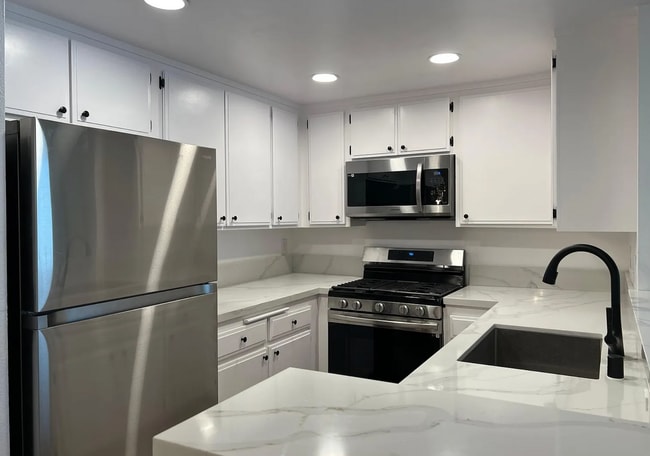 15511 Sherman Way in Los Angeles, CA - Building Photo - Building Photo