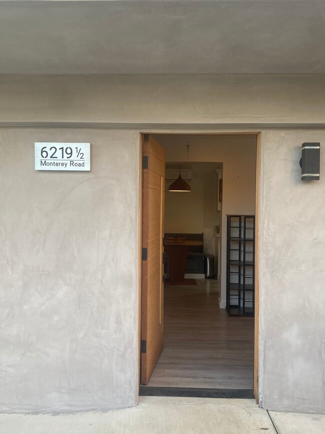 6219 1/2 Monterey Rd in Los Angeles, CA - Building Photo - Building Photo