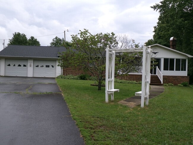 1040 Sherry Dr in Walnut Cove, NC - Building Photo - Building Photo