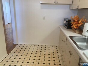 1251 Valley Rd, Unit B in Wayne, NJ - Building Photo - Building Photo