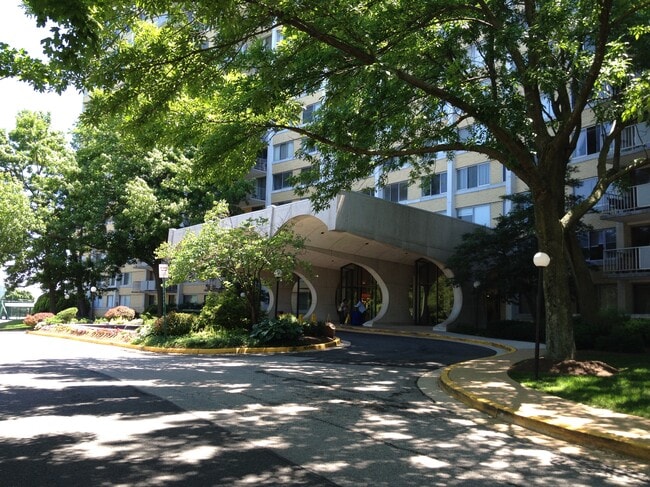 301 N Beauregard St, Unit 920 in Alexandria, VA - Foto de edificio - Building Photo