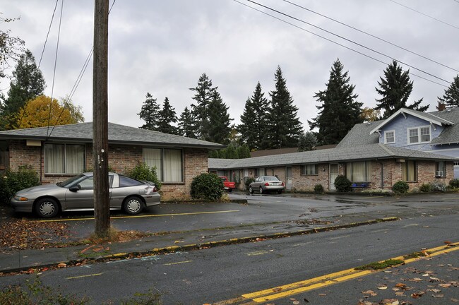 2507-2525 SE Monroe St in Portland, OR - Foto de edificio - Building Photo
