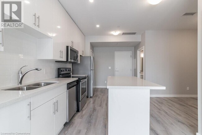 690 King St W in Kitchener, ON - Building Photo - Building Photo