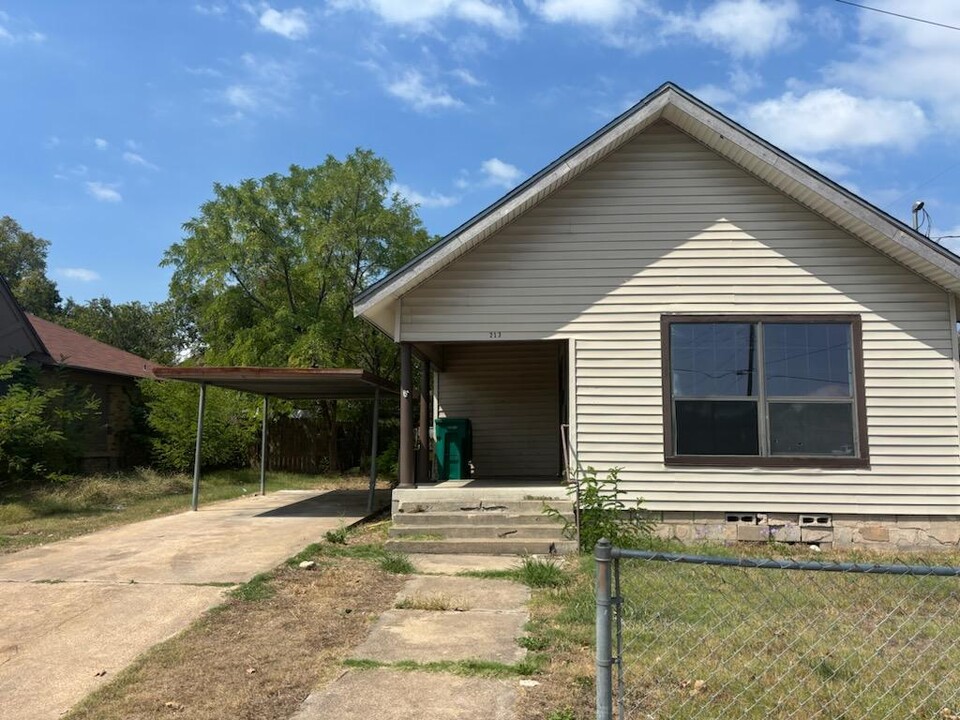 213 N Lutterloh Ave in Gatesville, TX - Building Photo