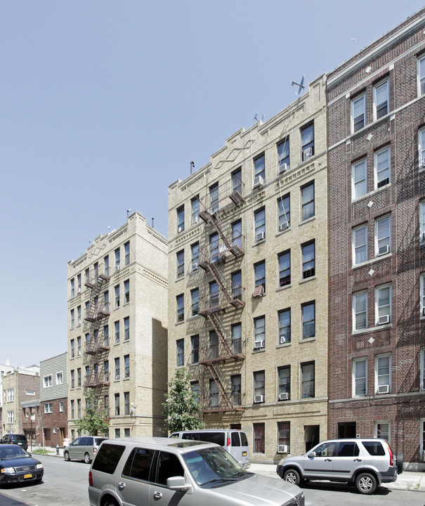 315 E 205th St in Bronx, NY - Building Photo