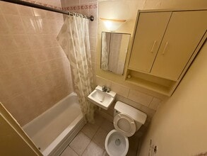 11700 Rue Pasteur in Montréal, QC - Building Photo - Building Photo