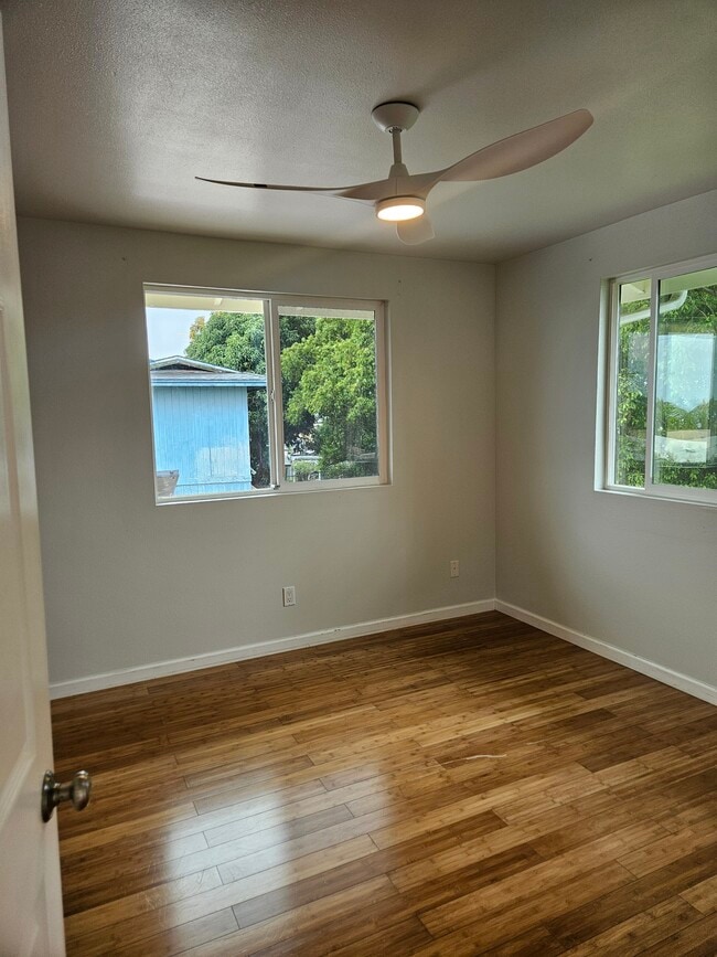 2566 Komo Mai Dr, Unit B in Pearl City, HI - Foto de edificio - Building Photo