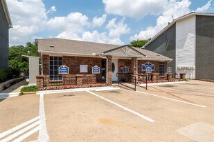 1900 Estrada Pkwy in Irving, TX - Building Photo