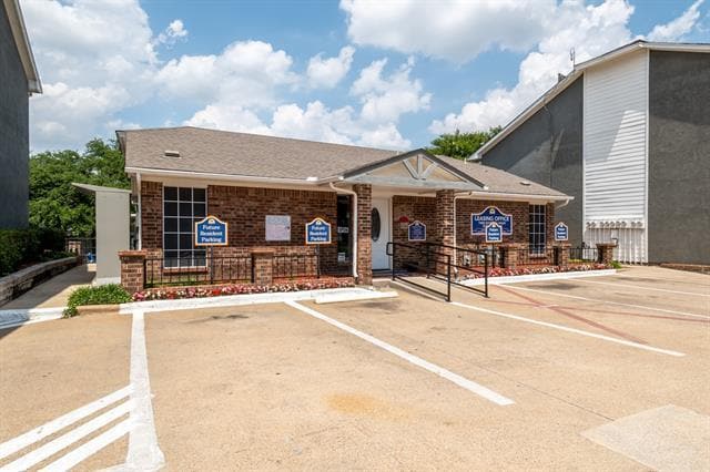 property at 1900 Estrada Pkwy