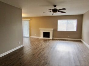 15916 Rosehaven Ln in Santa Clarita, CA - Foto de edificio - Building Photo