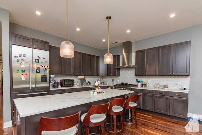 2618 W Fullerton Ave in Chicago, IL - Building Photo - Building Photo