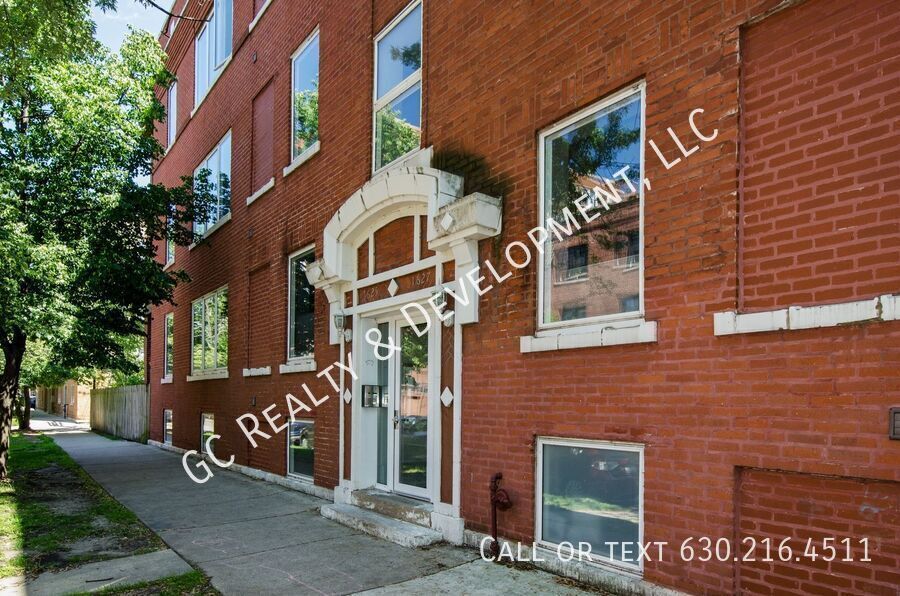 1625 W Ainslie St in Chicago, IL - Building Photo
