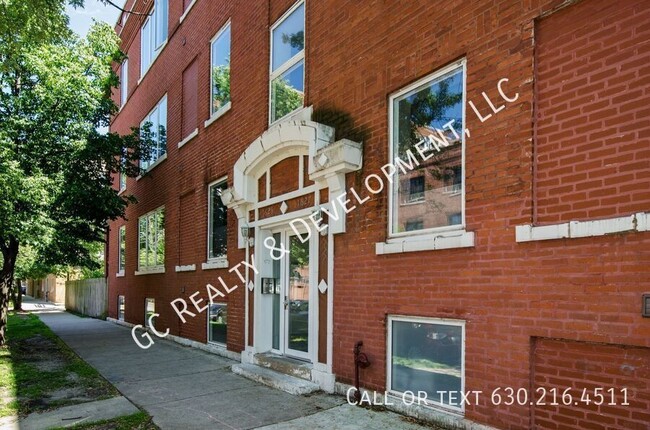 property at 1625 W Ainslie St