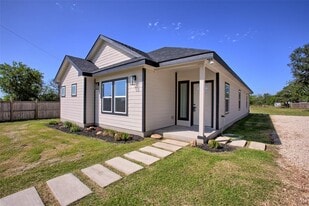 956 TX-304 in Bastrop, TX - Building Photo