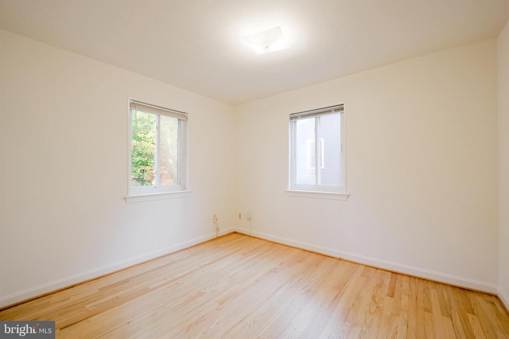 5917 Rolston Rd in Bethesda, MD - Building Photo