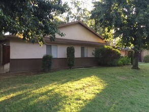 8012 N Laurelglen Blvd in Bakersfield, CA - Building Photo - Building Photo