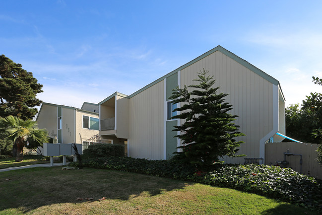 Carlsbad Pines Apartments in Carlsbad, CA - Building Photo - Building Photo