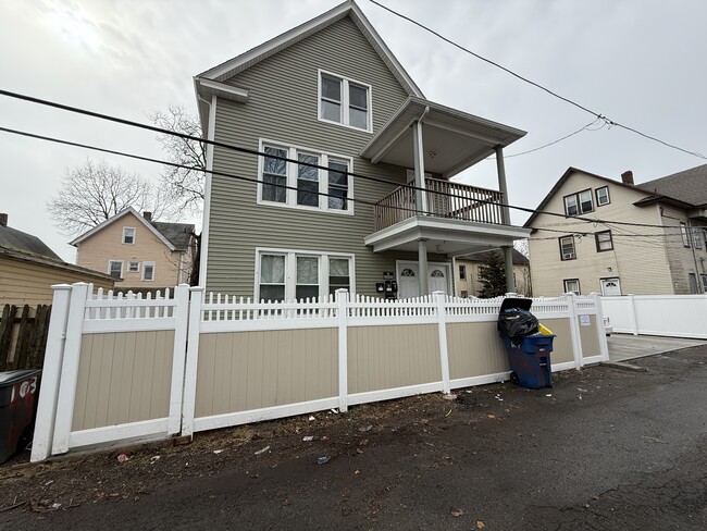 26 Limerick St, Unit 1st floor in New Haven, CT - Foto de edificio - Building Photo